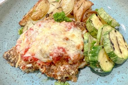 td. Filé à parmegiana gratinado com mussarela de búfala