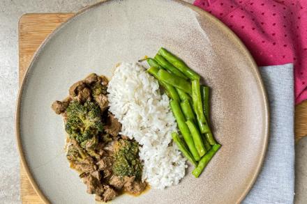 td. Carne com brócolis ao molho oriental, gohan e vagem com gengibre