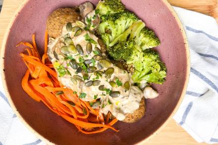 Veggie bowl - Quinoa com creme de cogumelos e tahine, falafel ao forno e legumes
