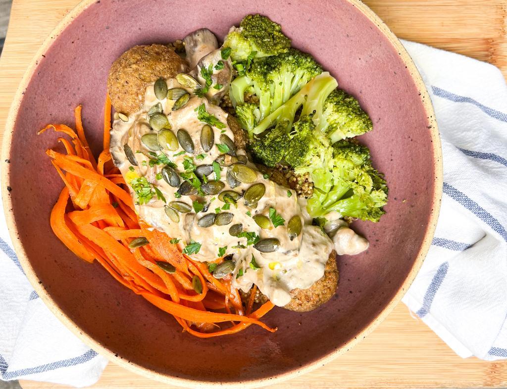 Veggie bowl - Quinoa com creme de cogumelos e tahine, falafel ao forno e legumes