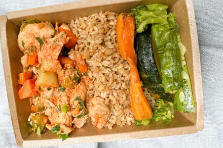 td. Sobrecoxa de frango ensopada com legumes, arroz integral e legumes