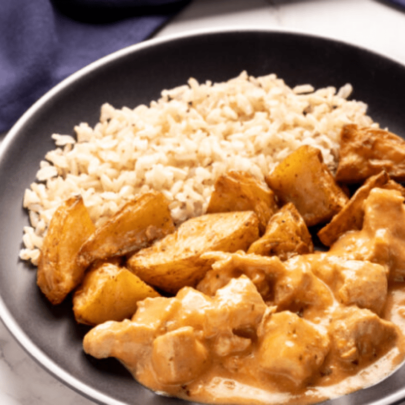 STROGONOFF DE FRANGO , ARROZ E BATATA RÚSTICA