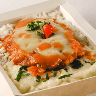 PARMEGIANA DE CARNE, ARROZ E PURÊ DE BATATA