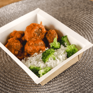 ALMONDEGAS AO SUGO, ARROZ E PURÊ DE BATATA