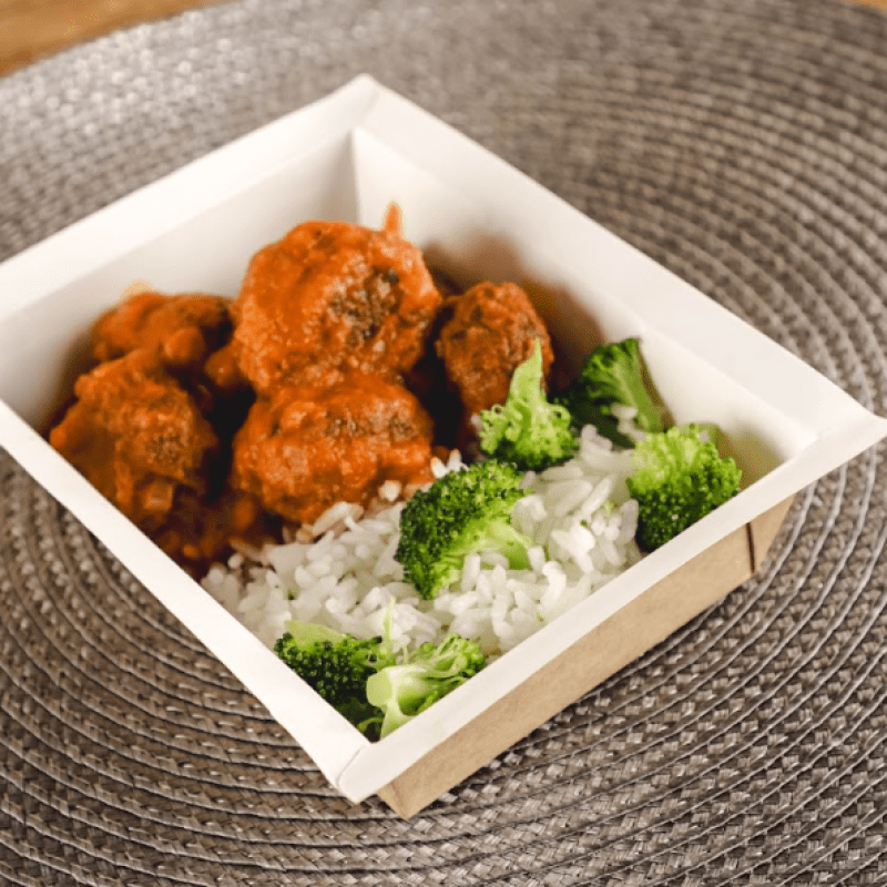 ALMONDEGAS AO SUGO, ARROZ E PURÊ DE BATATA