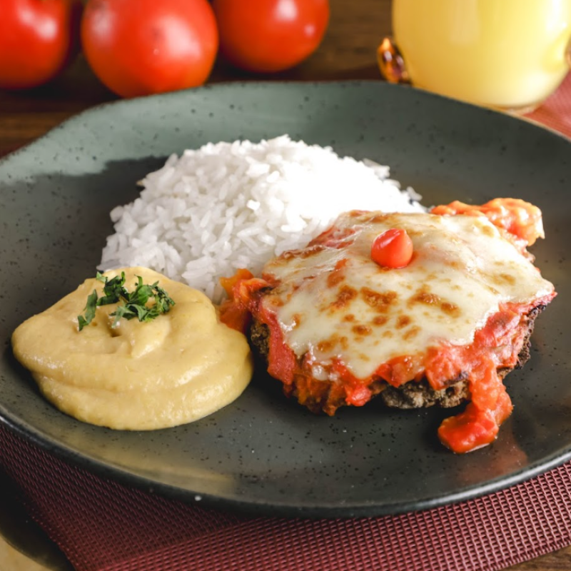 PARMEGIANA DE CARNE , ARROZ PURÊ DE BATATA