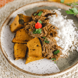 CARNE DESFIADA AO MOLHO , ARROZ E ABOBORA ASSADA