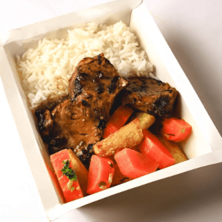 FILE MIGNON SUINO ASSADO, ARROZ E LEGUMES SALTEADOS - 300g