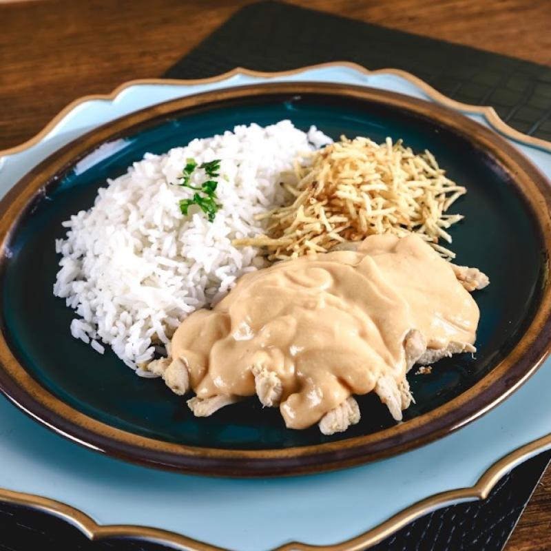 STROGONOFF DE FRANGO, ARROZ E BATATA PALHA