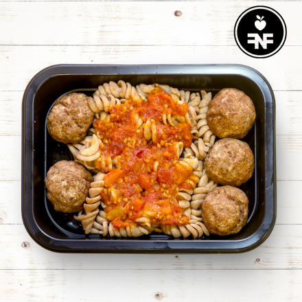 almondegas bovinas ao sugo com macarrão integral