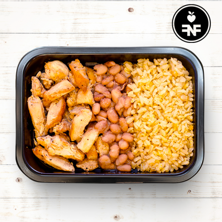 iscas de frango com arroz e feijão