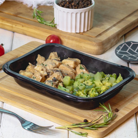 iscas de frango com cogumelos e legumes