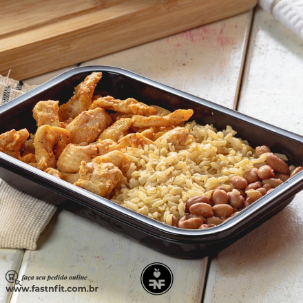 iscas de frango com arroz integral e feijão