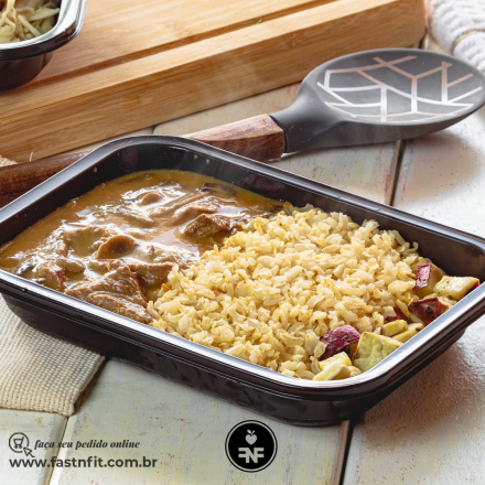 Strogonoff de alcatra com arroz integral e batata doce