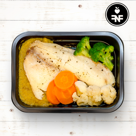 sainte-peter com purê de banana da terra e mix de legumes