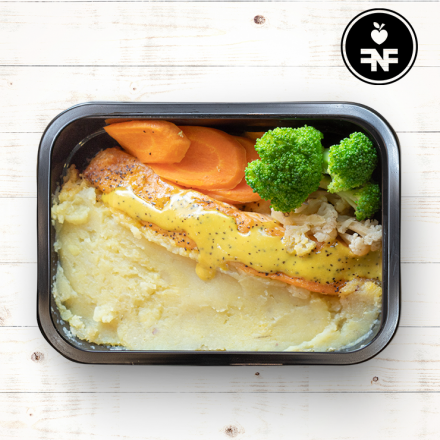 Salmão fit ao molho de mostarda com purê de batata-doce e mix de legumes