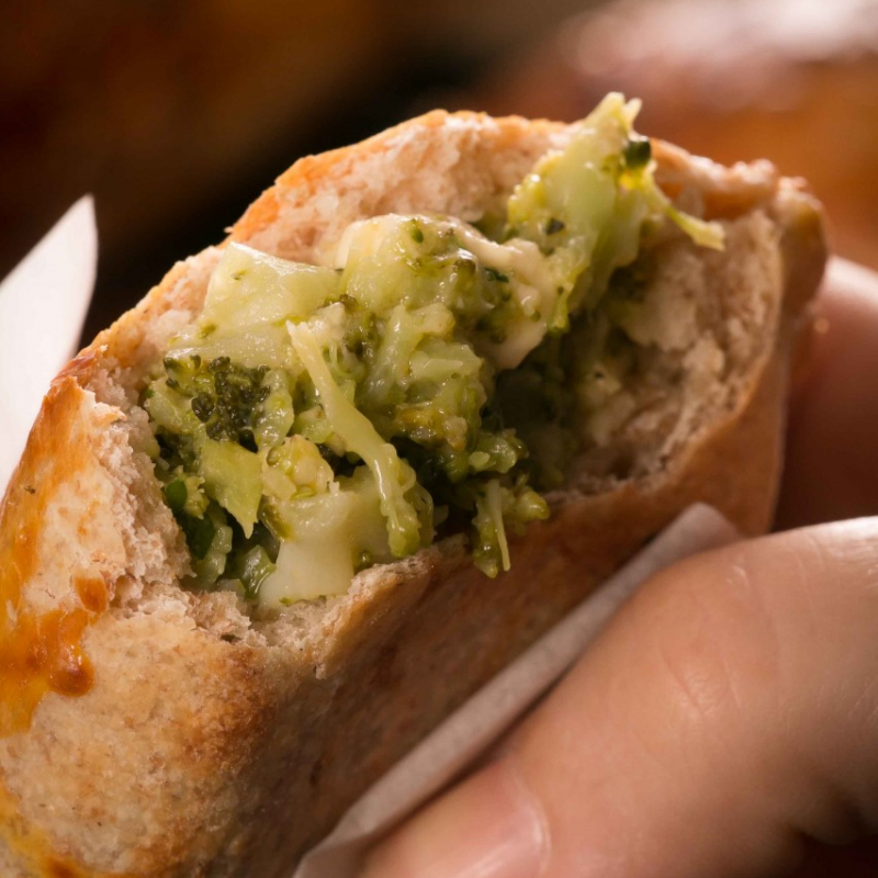 empanada de brócolis com queijo minas frescal