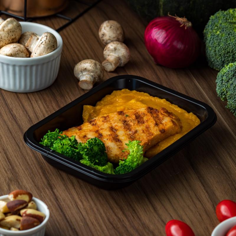 Filé de Frango com Purê de Abóbora Cabotiá e brócolis