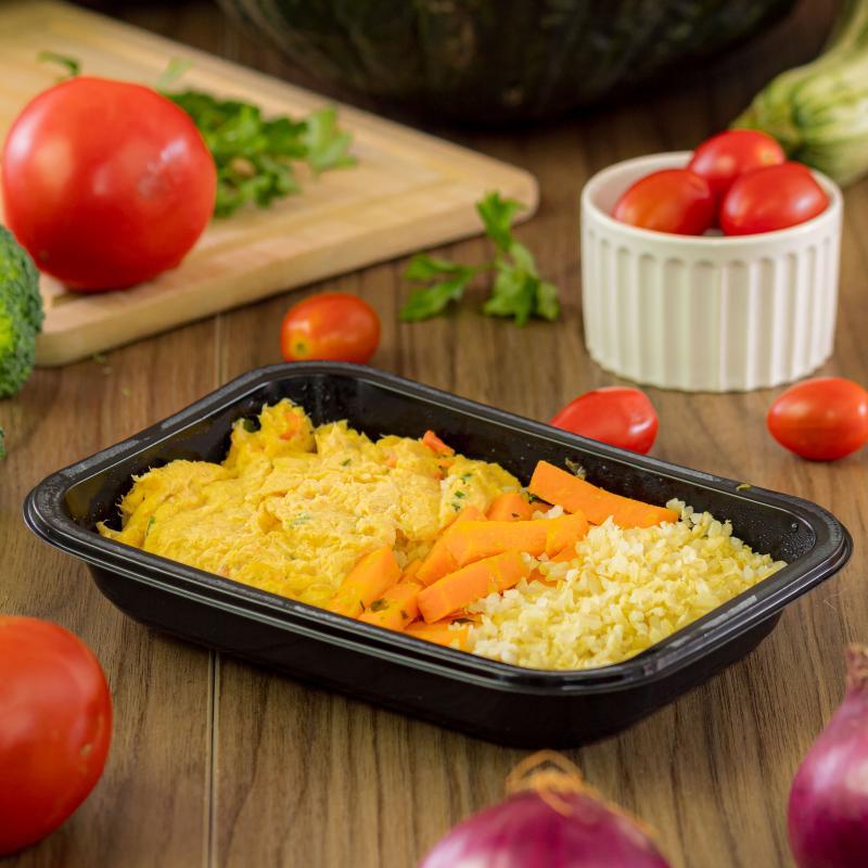 fricassê de frango com arroz integral e cenoura