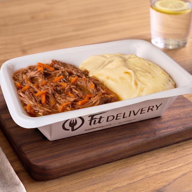 Carne desfiada com cenoura e purê de batata inglesa FIT