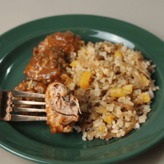 Medalhão de frango com bacon e arroz integral com cebola, nozes e damasco