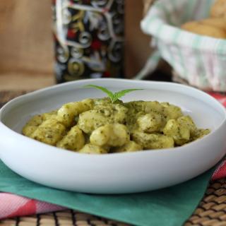 Nhoque de batata doce ao molho pesto VEGGIE