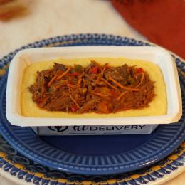 POLENTA CREMOSA COM CARNE DESFIADA