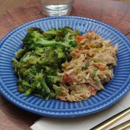 Brócolis , Lombo Suíno, Cebola, Tomate, Alho, Óleo de soja, Limão, Banha Suína, Sal, Salsa, Cominho, Cenoura e Azeite Extra Virgem.  ALÉRGICOS: PODE CONTER TRAÇOS DE GLÚTEN, LACTOSE E SOJA.