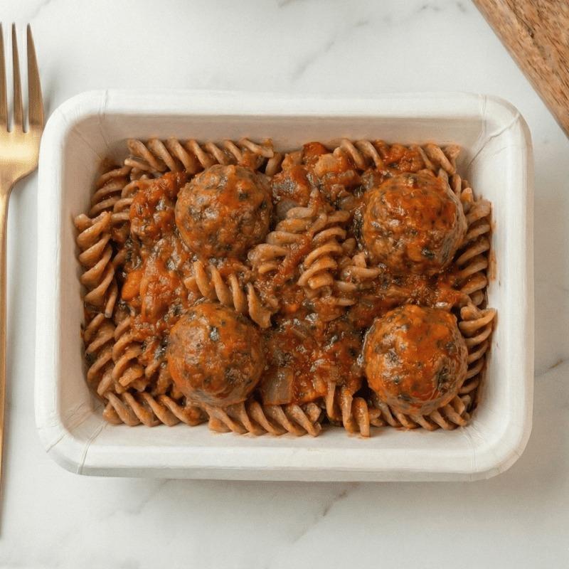 Almôndegas ao molho com fusilli integral FIT