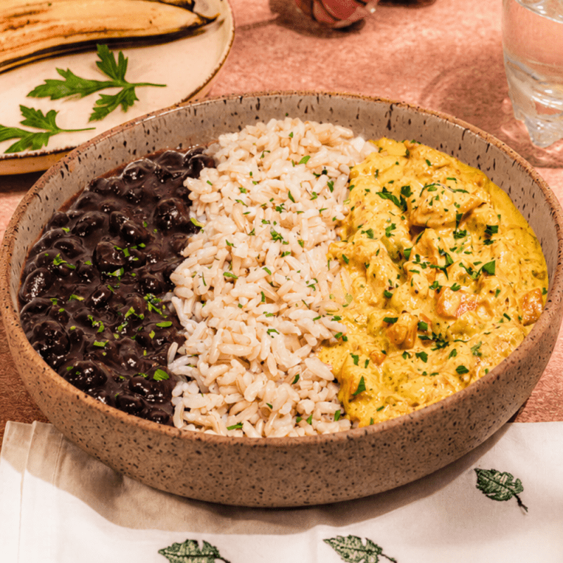 Brasileirinho de Frango cremoso, com arroz integral e feijão preto