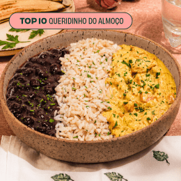 Brasileirinho de Frango cremoso, com arroz integral e feijão preto