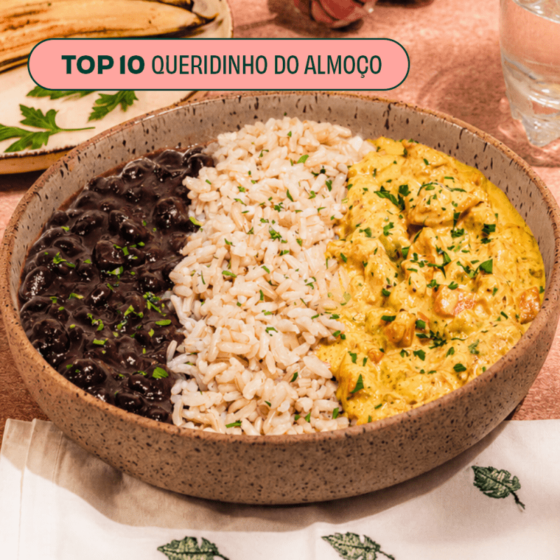 Brasileirinho de Frango cremoso, com arroz integral e feijão preto