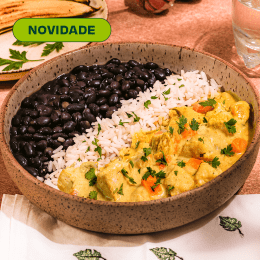 Brasileirinho de Frango cremoso, com arroz e feijão preto