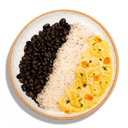 Brasileirinho de Frango cremoso, com arroz e feijão preto