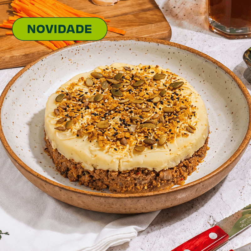 Escondidinho de carne com purê de batata e granola salgada