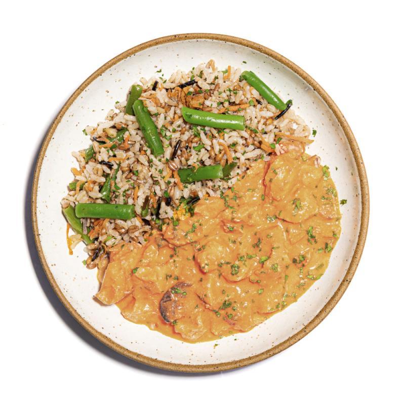 Estrogonofe de frango com creme de ricota e arroz sete grãos