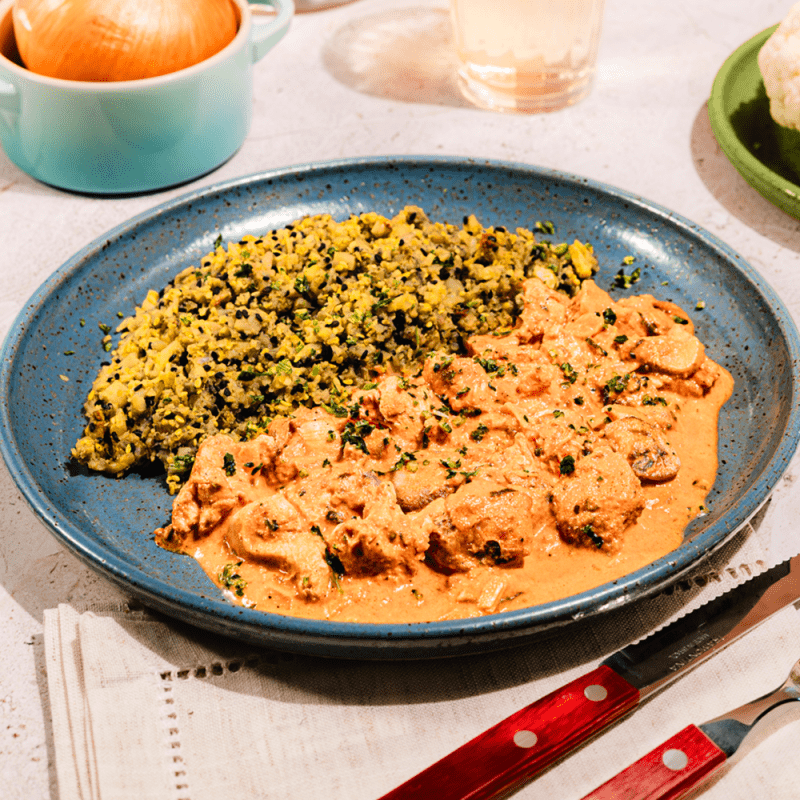 Estrogonofe de frango com creme de ricota e arroz de couve-flor