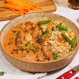 Estrogonofe de carne com creme de ricota e arroz integral de vegetais