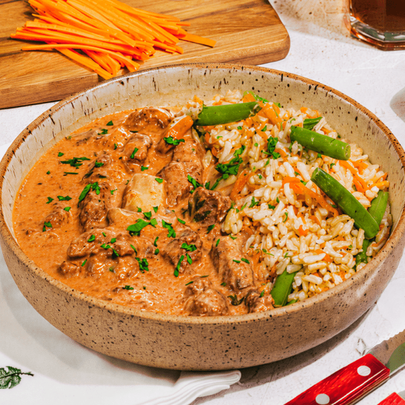 Estrogonofe de carne com creme de ricota e arroz integral de vegetais