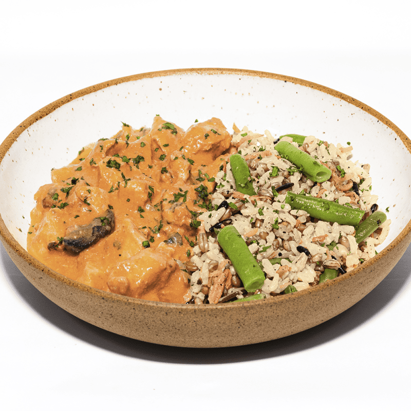 Estrogonofe de frango com creme de ricota e arroz sete grãos