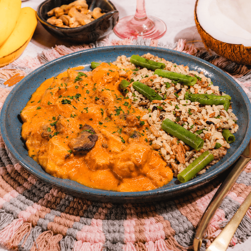 Estrogonofe de frango com creme de ricota e arroz sete grãos