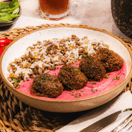Falafel, Homus de Beterraba e Arroz com Lentilha