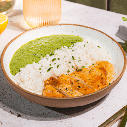 Peito de frango com raspas de limão, arroz jasmin e creme de espinafre
