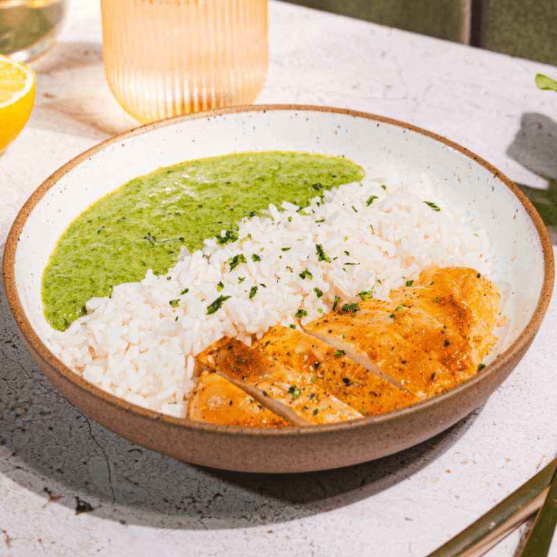 Peito de frango com raspas de limão, arroz jasmin e creme de espinafre