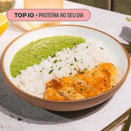 Leve e proteico, frango cítrico com creme de espinafre