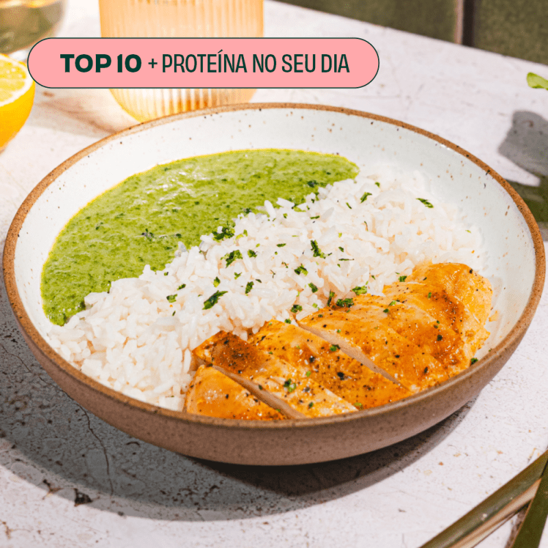 Peito de frango com raspas de limão, arroz jasmin e creme de espinafre