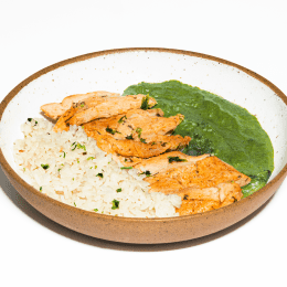 Peito de frango com raspas de limão, arroz com leite de coco e creme de espinafre