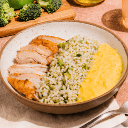 Galeto em Tiras com Creme de Milho e Arroz com Brócolis
