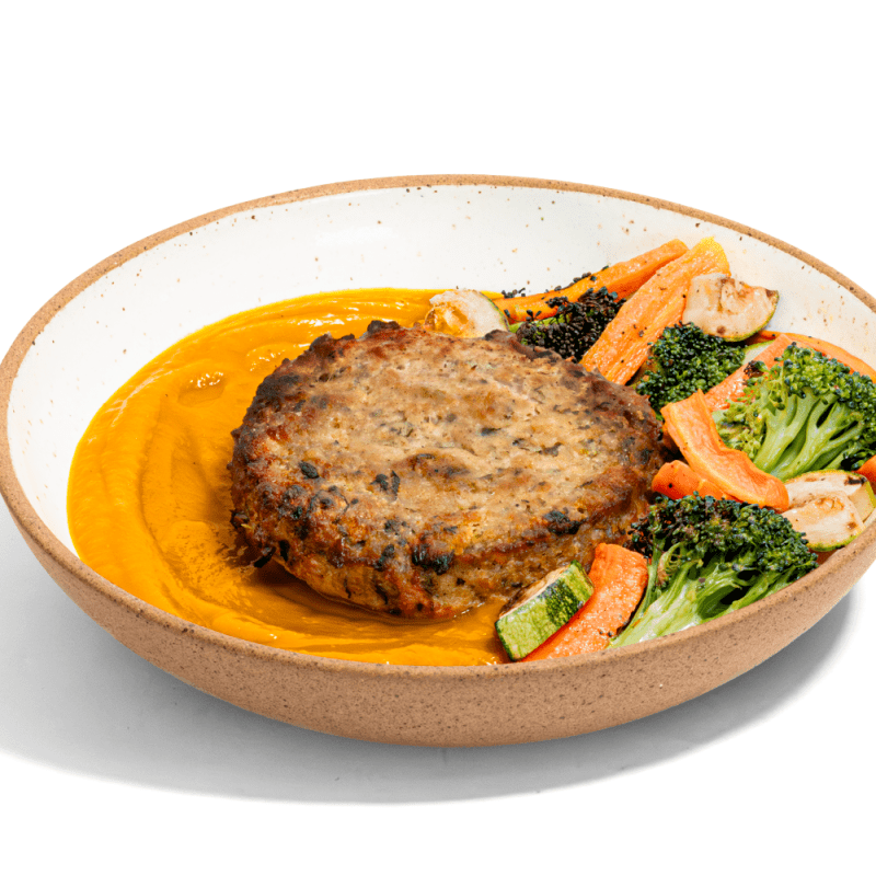 Hambúrguer de Frango, Purê de Abóbora e Legumes Salteados