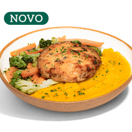 Hambúrguer de Frango, Purê de Abóbora e Legumes Salteados